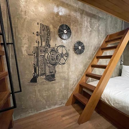 Central Old Town Cottage Бангкок Экстерьер фото