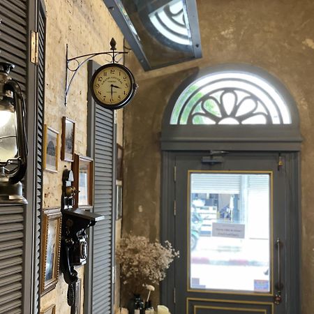 Central Old Town Cottage Бангкок Экстерьер фото
