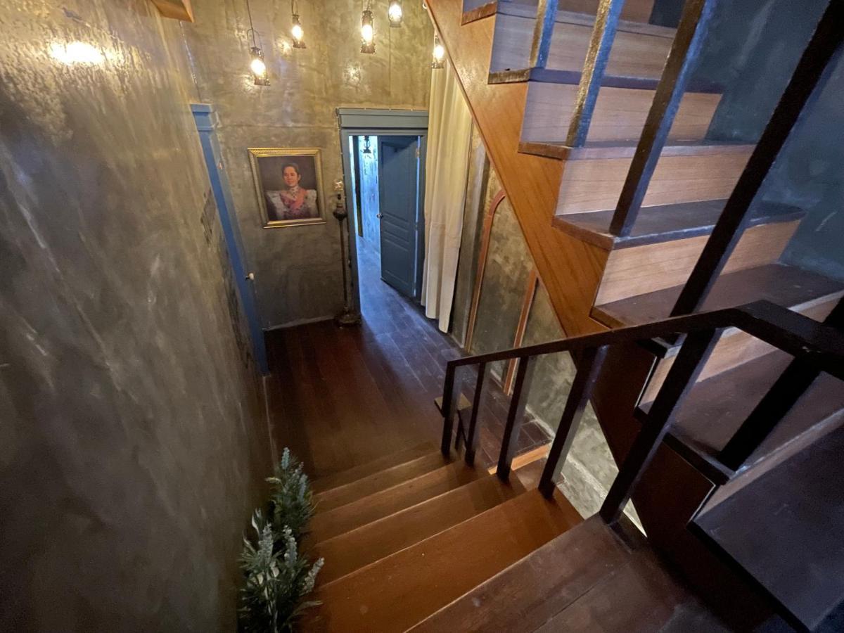 Central Old Town Cottage Бангкок Экстерьер фото